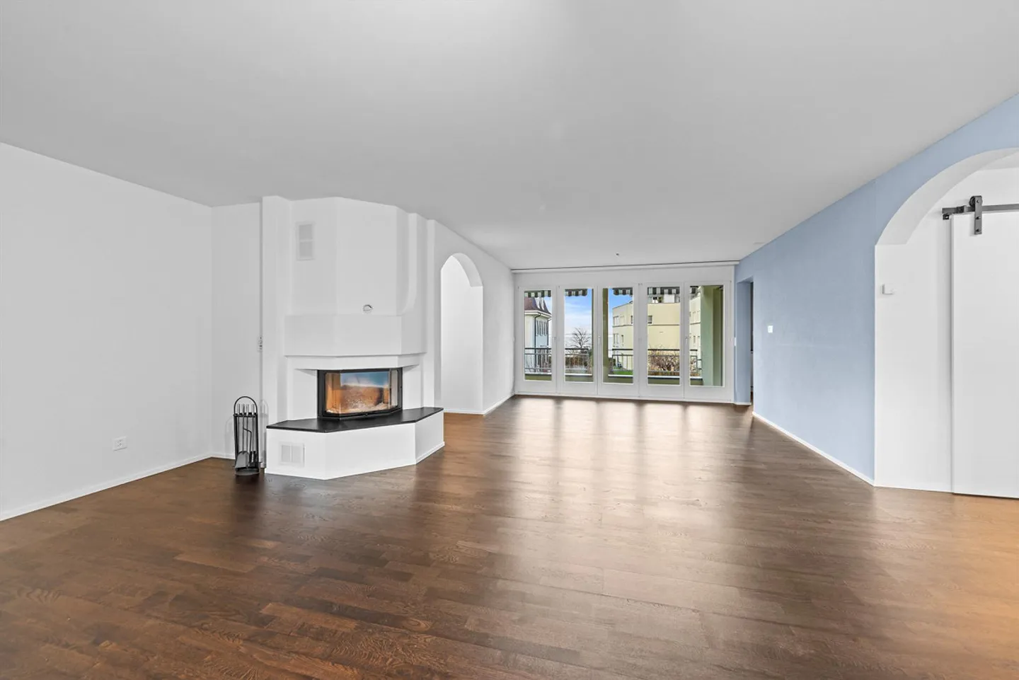 Appartement entièrement rénové au bord du lac - Photo 1 sur 16