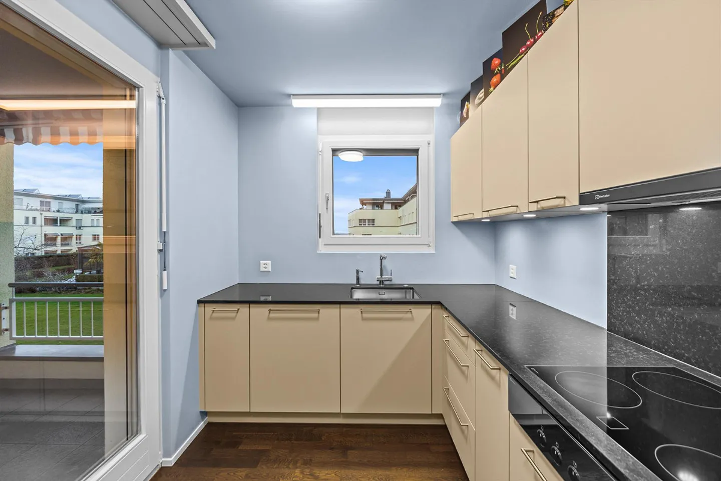 Appartement entièrement rénové au bord du lac - Photo 2 sur 16