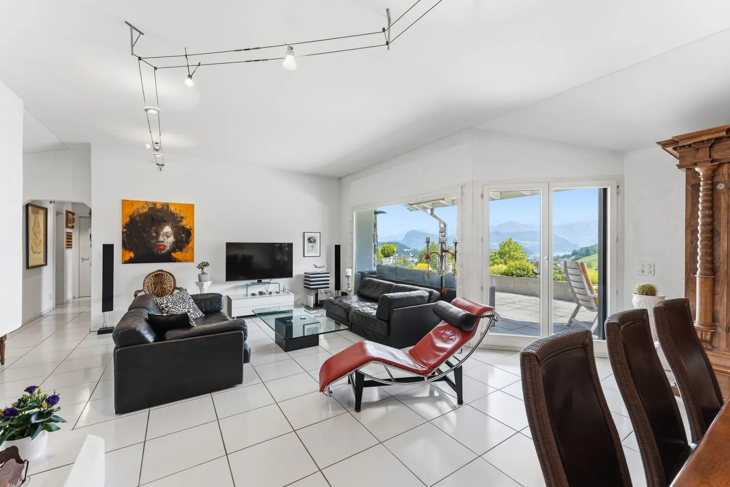 Trônes au-dessus des toits de Kriens sur le Sonnenberg - Appartement en attique de 4,5 pièces avec terrasse - Photo 4 sur 11