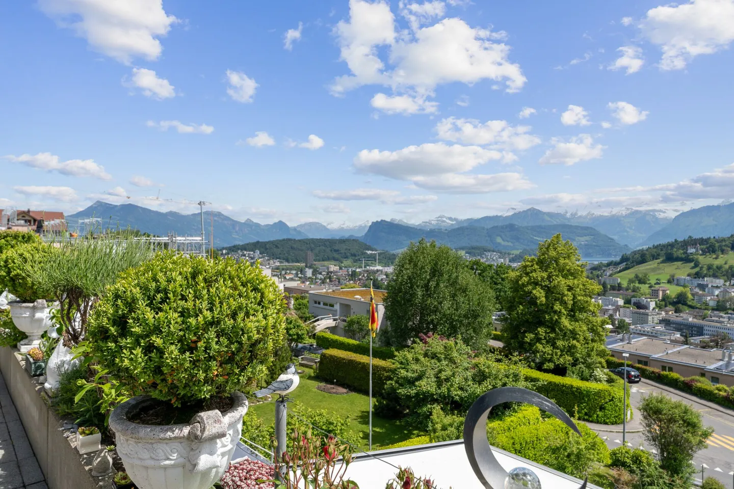Trônes au-dessus des toits de Kriens sur le Sonnenberg - Appartement en attique de 4,5 pièces avec terrasse - Photo 10 sur 11