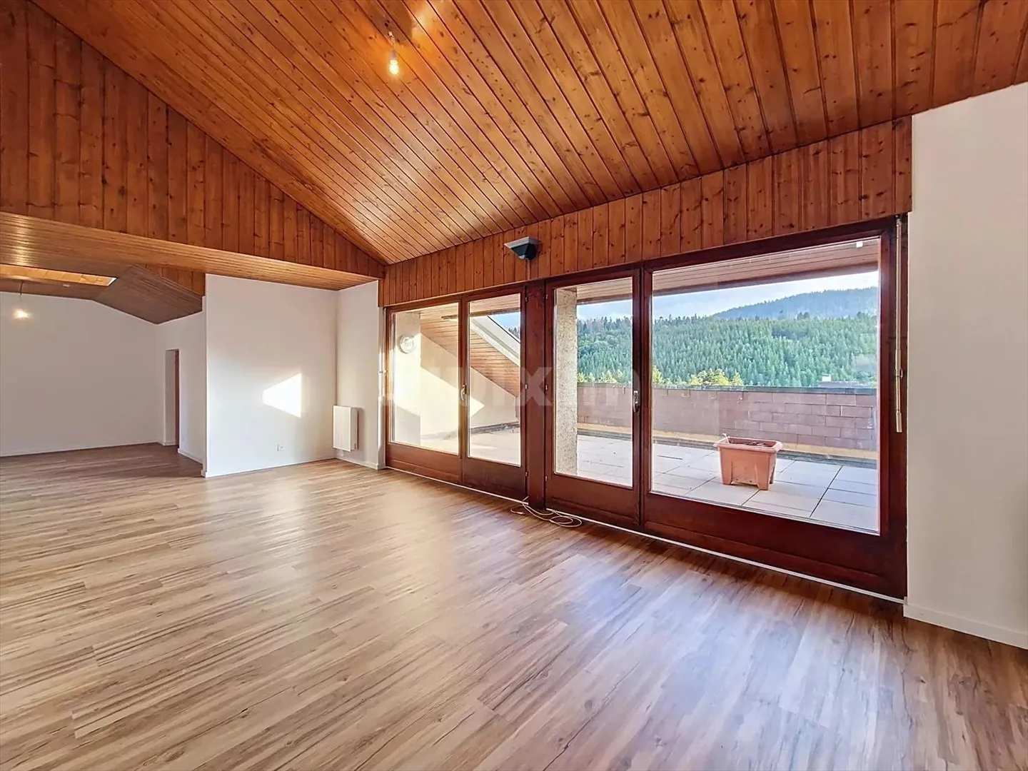 Ampio appartamento duplex completamente ristrutturato di 145 m². - Foto 2 di 11