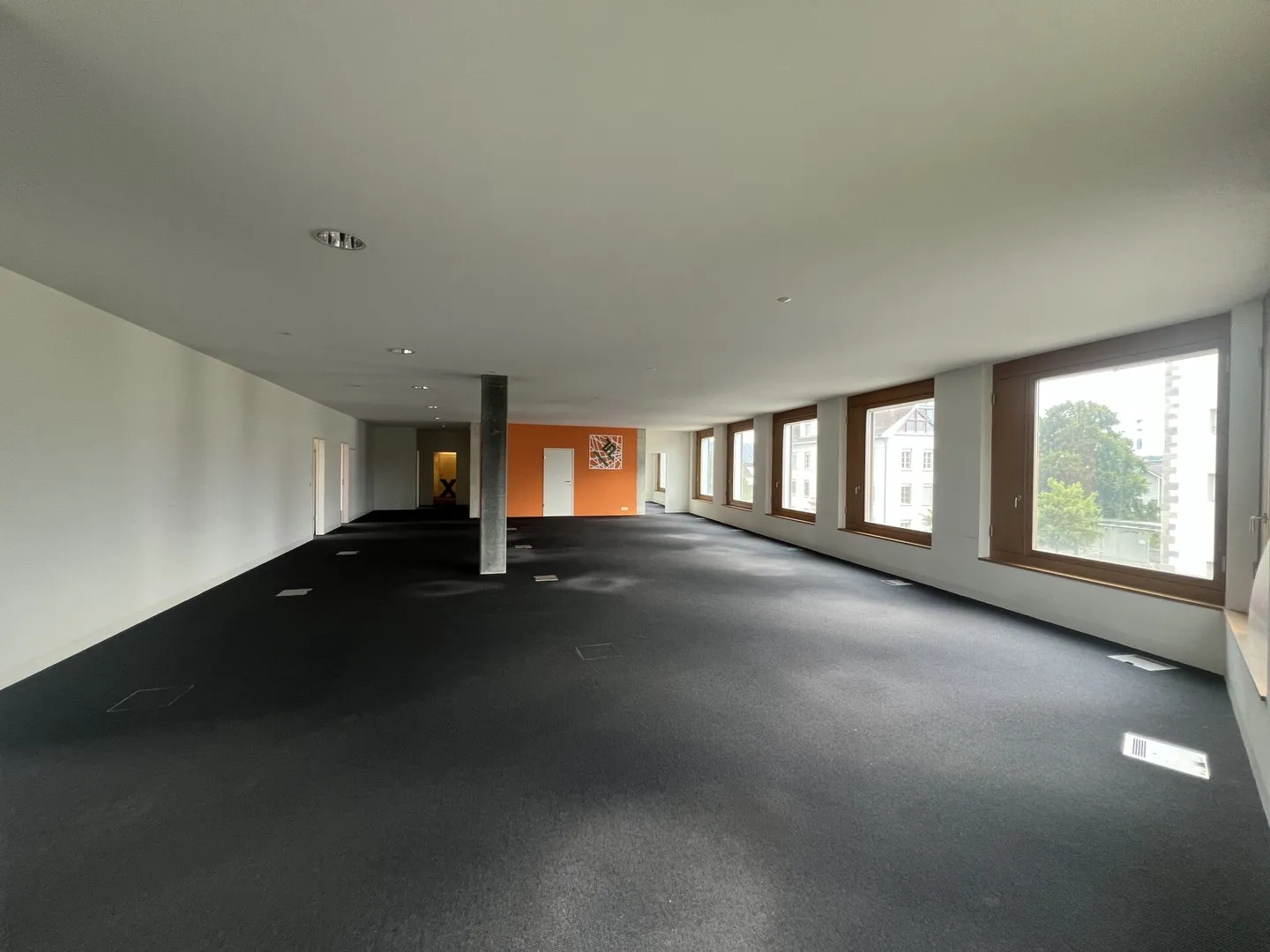 Zentrale Gewerbefläche mit Extra-Optionen - Foto 2 von 10