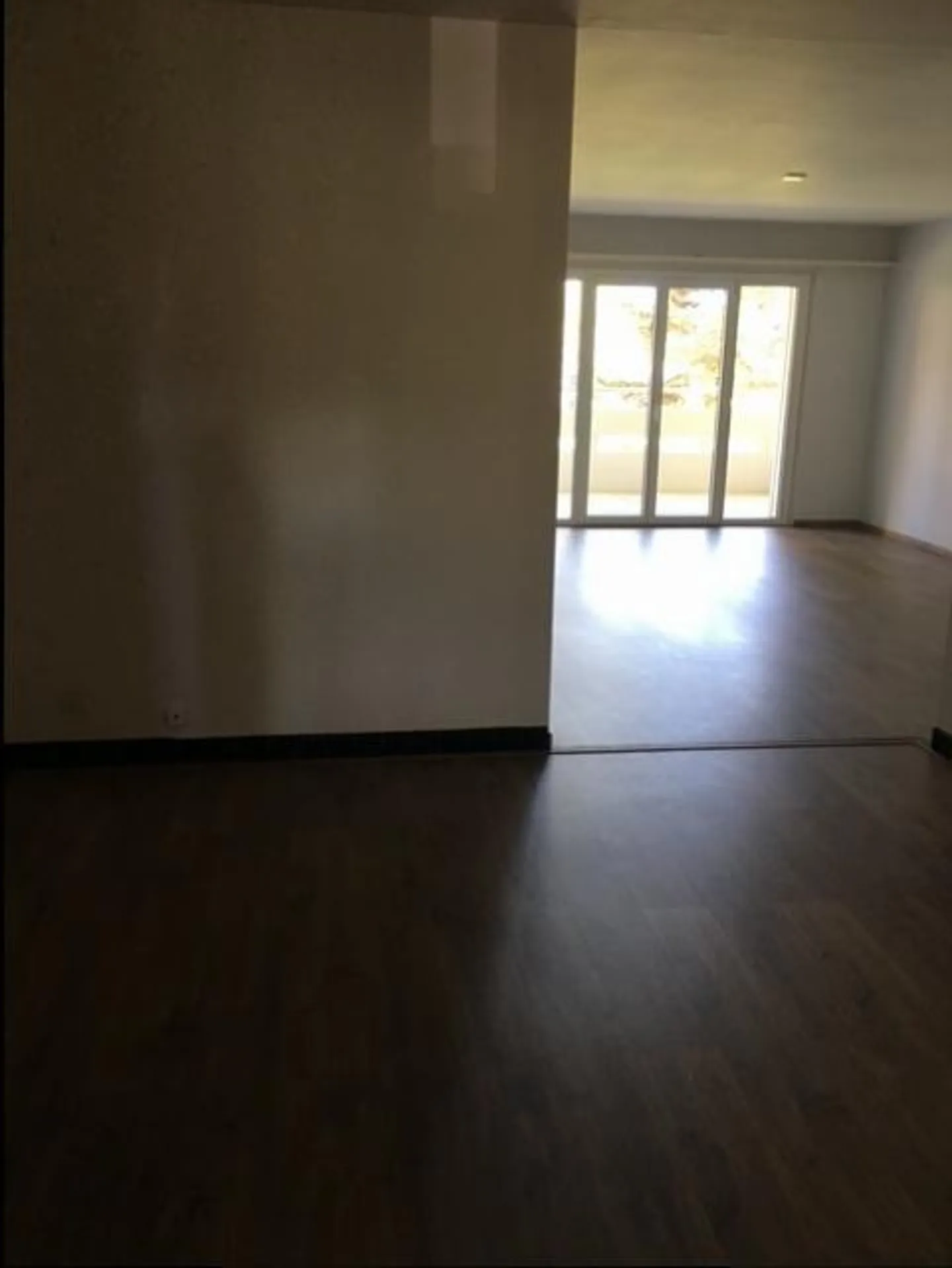 GRANDE APPARTAMENTO DI 2,5 LOCALI CON BALCONE E PISCINA IN CENTRO A CHAILLY - Foto 10 di 13