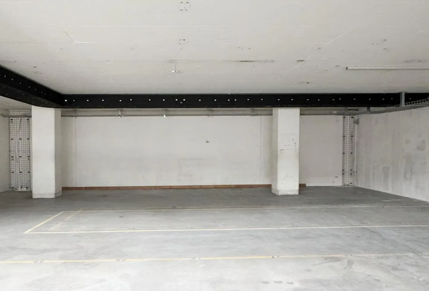 108m² - Spazi commerciali versatili in una posizione centrale a Unterseen - Foto 2 di 5
