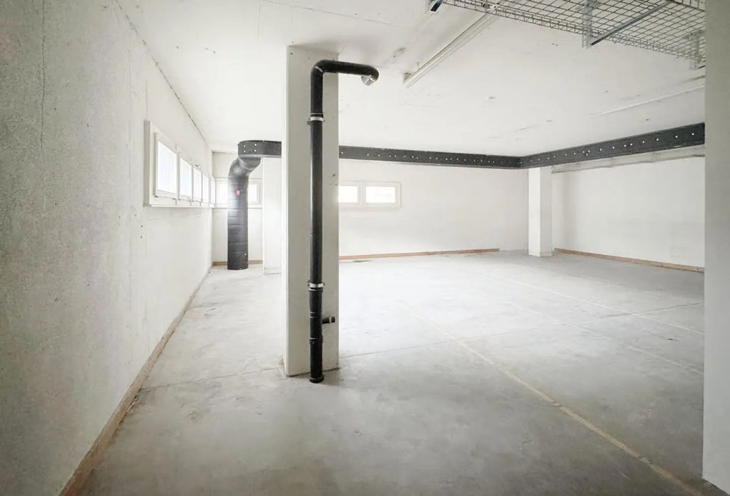 108m² - Spazi commerciali versatili in una posizione centrale a Unterseen - Foto 3 di 5