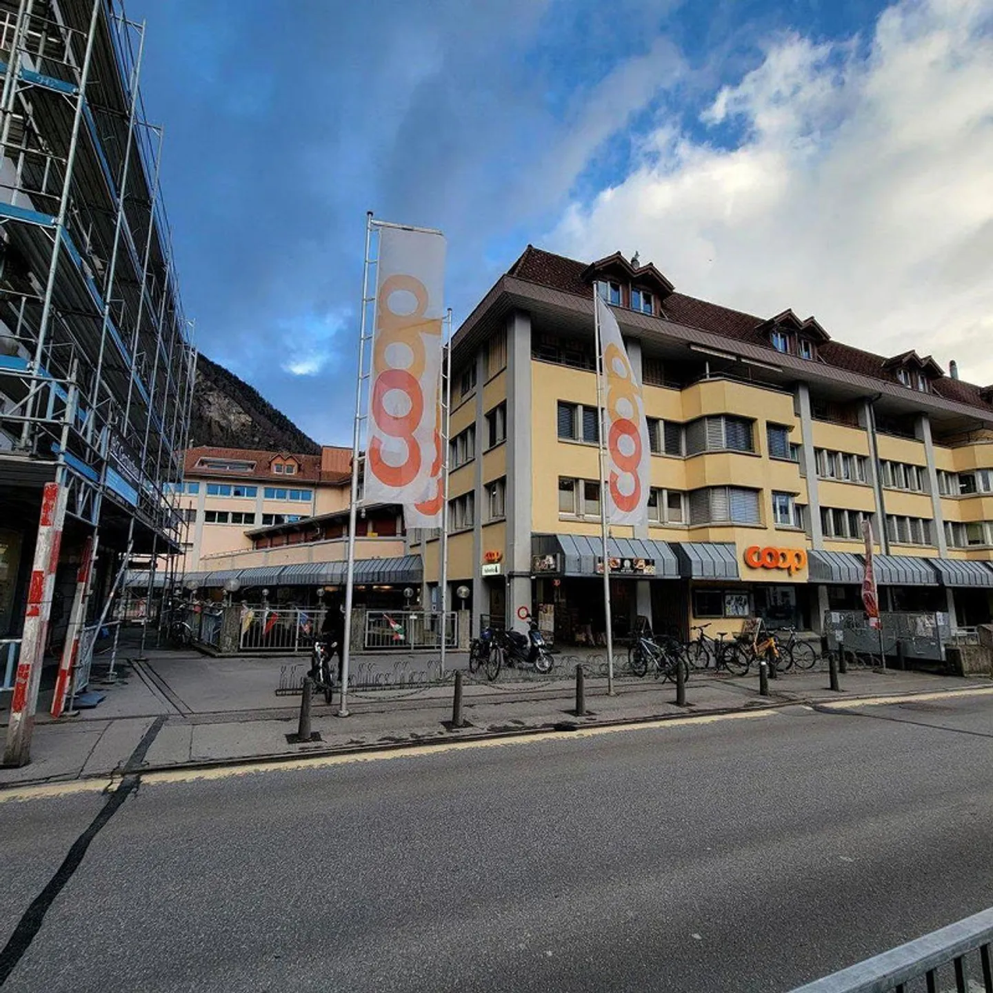108m² - Spazi commerciali versatili in una posizione centrale a Unterseen - Foto 4 di 5
