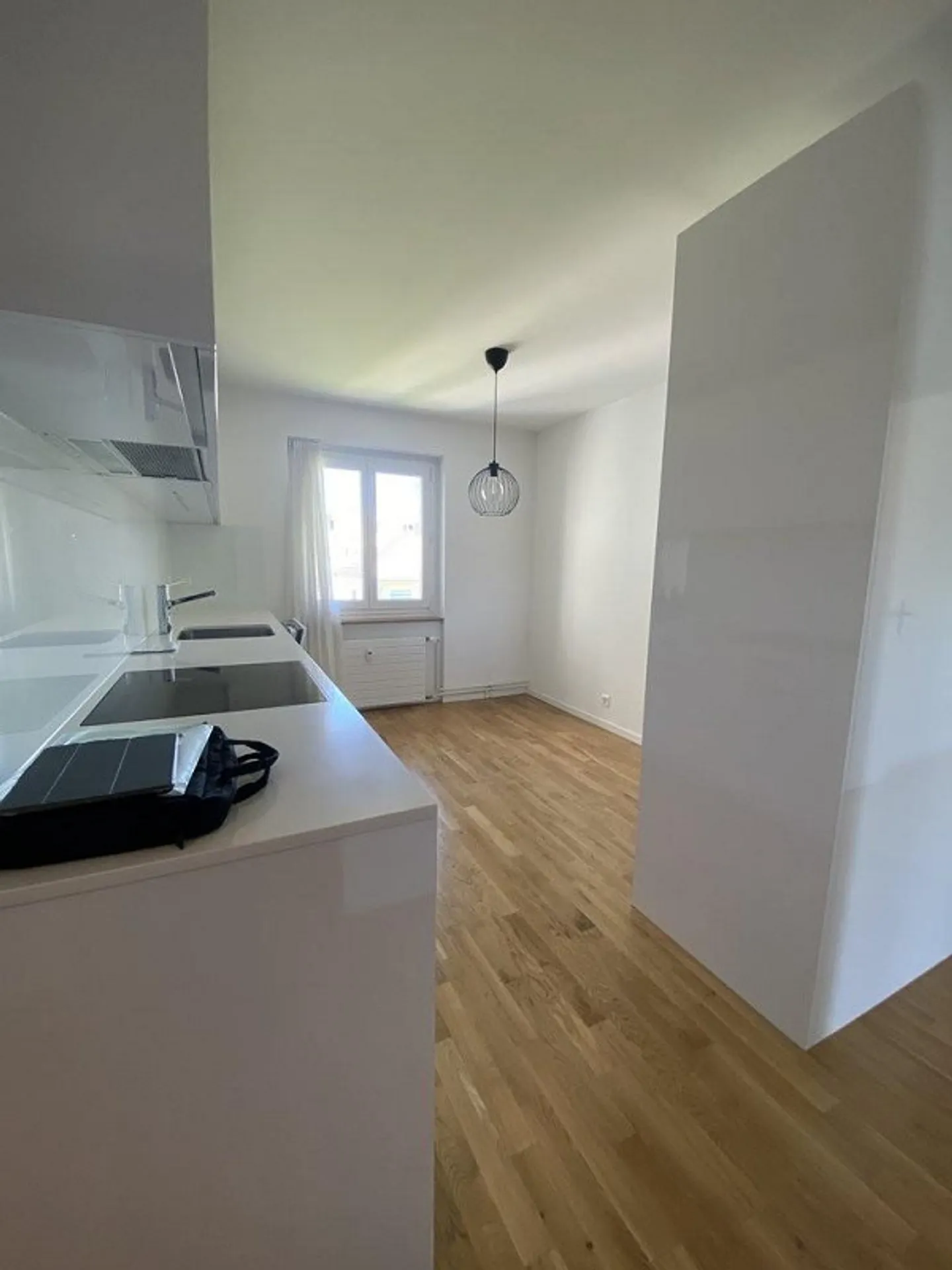 Appartement de 3,5 pièces rénové en 2021 avec patio - Photo 4 sur 8