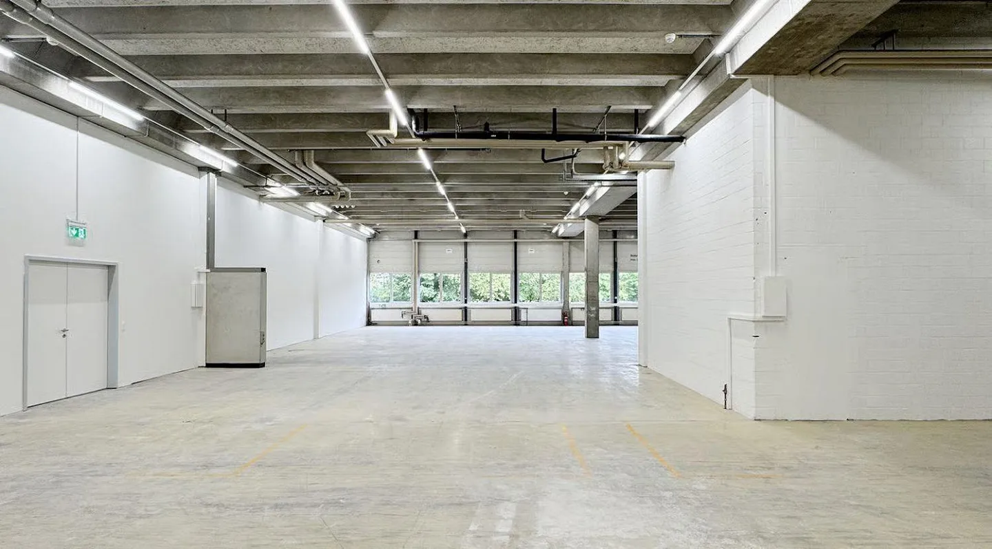 Workshop/Commercial Space with Storage Potential – 560 m² Ideal for Crafts... - Photo 4 of 14