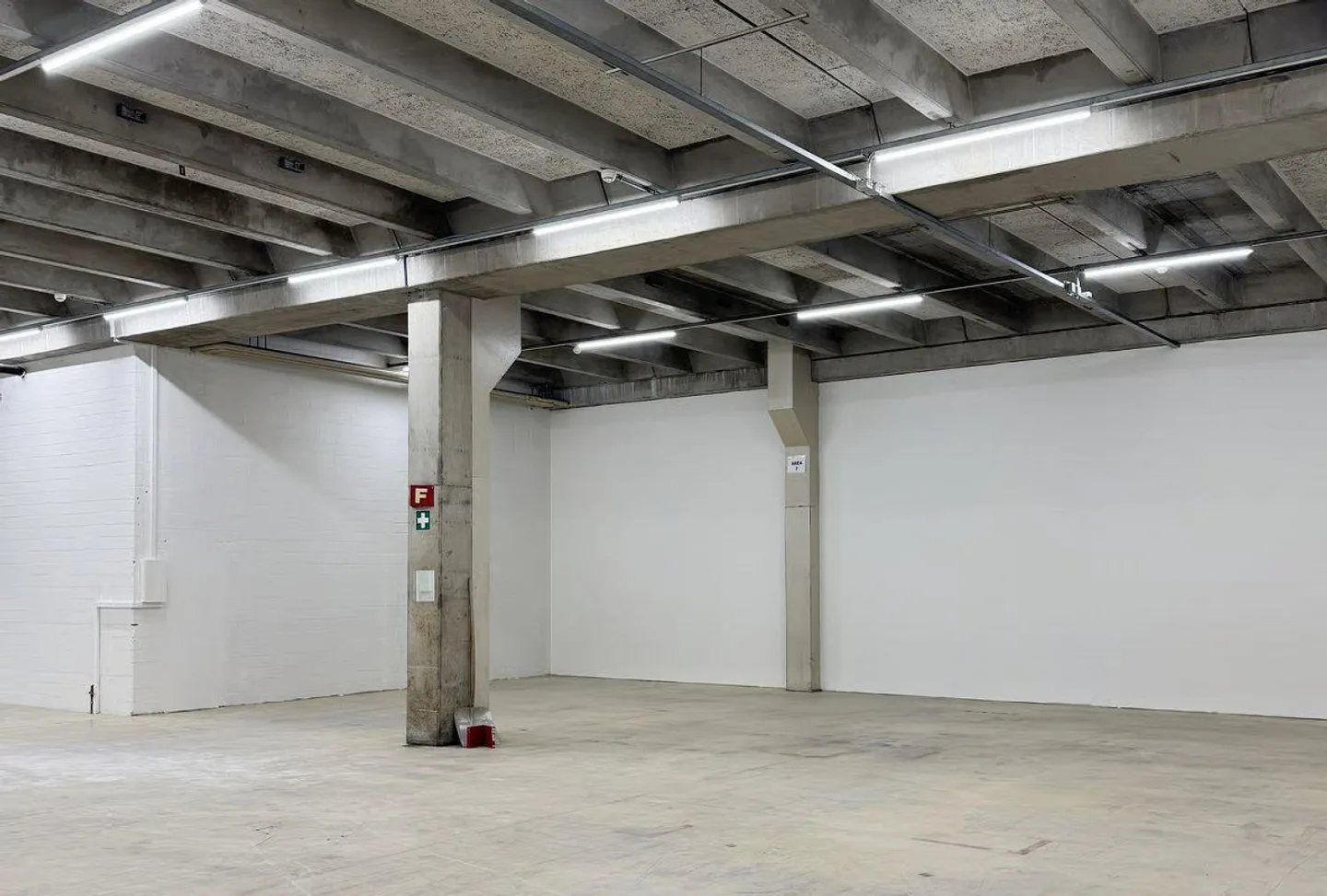 Workshop/Commercial Space with Storage Potential – 560 m² Ideal for Crafts... - Photo 5 of 14