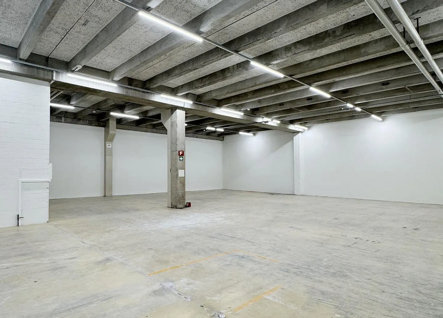 Workshop/Commercial Space with Storage Potential – 560 m² Ideal for Crafts... - Photo 6 of 14