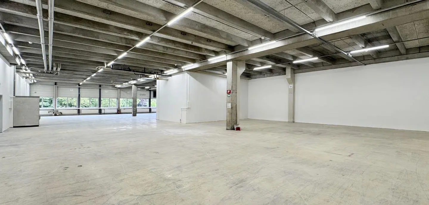 Workshop/Commercial Space with Storage Potential – 560 m² Ideal for Crafts... - Photo 7 of 14
