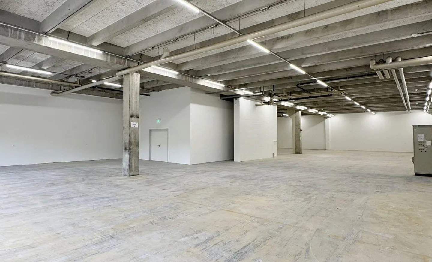 Workshop/Commercial Space with Storage Potential – 560 m² Ideal for Crafts... - Photo 9 of 14