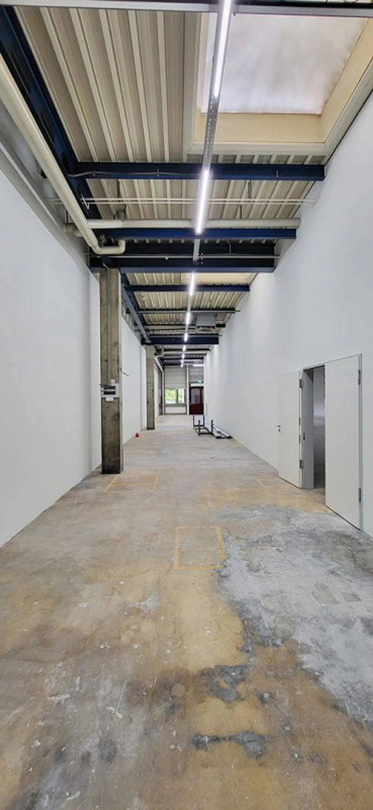 Workshop/Commercial Space with Storage Potential – 560 m² Ideal for Crafts... - Photo 11 of 14