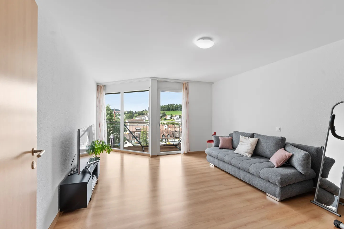 Geräumiges Familienhaus mit Garage - Foto 4 von 10