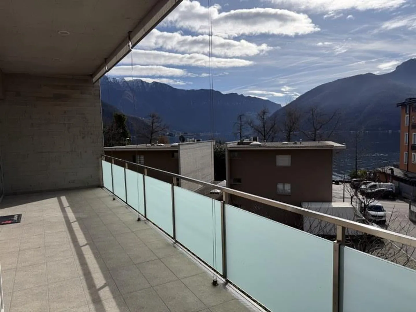 Elegant penthouse, large sunny terrace with lake view - Photo 2 of 13