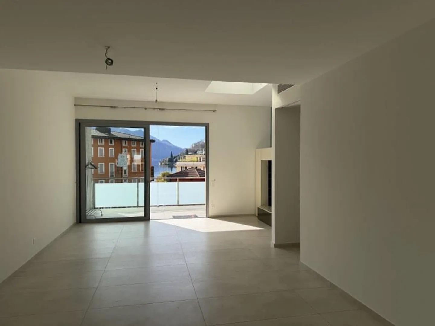 Elegant penthouse, large sunny terrace with lake view - Photo 5 of 13