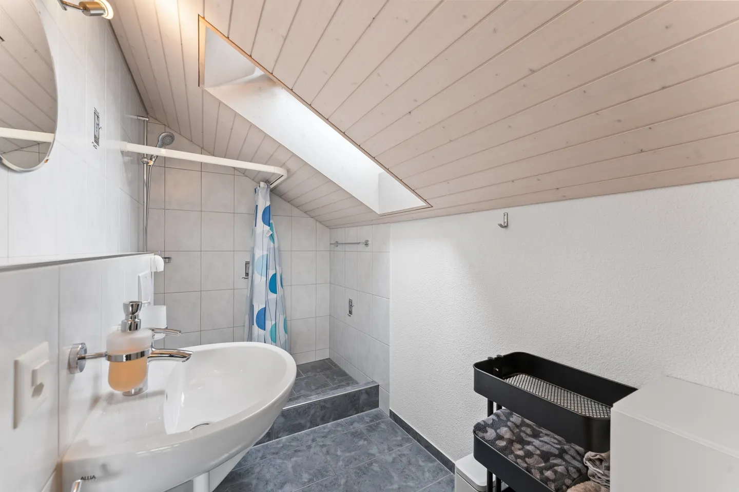 Geräumiges Familienhaus mit Garage - Foto 8 von 10