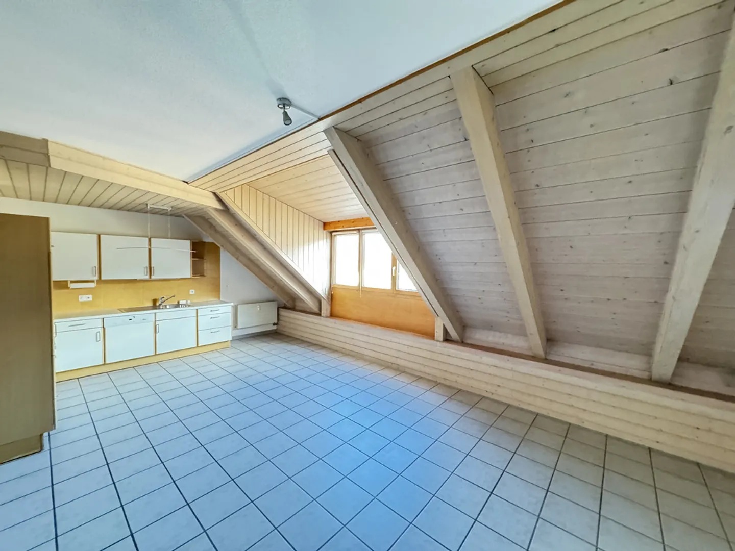 Bright and spacious duplex - Photo 2 of 7