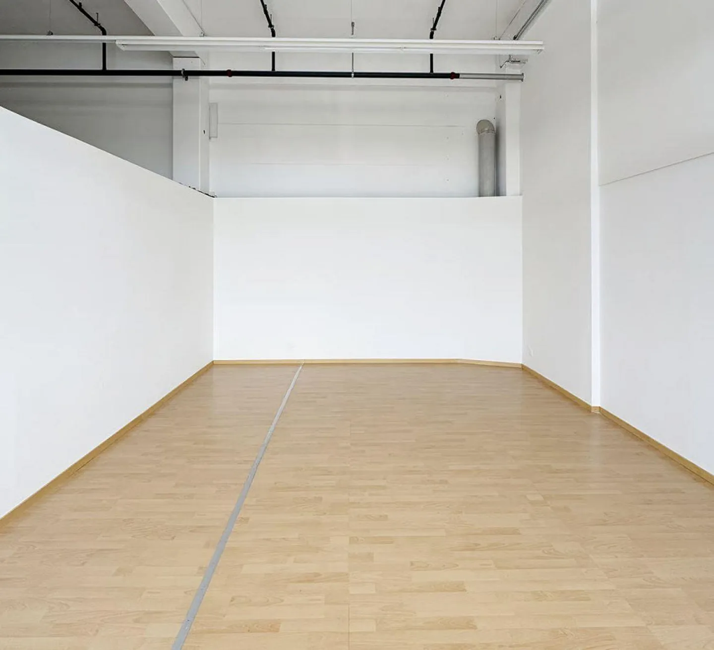 68m² - Spazio commerciale versatile direttamente alla stazione ferroviaria Est - Foto 1 di 5