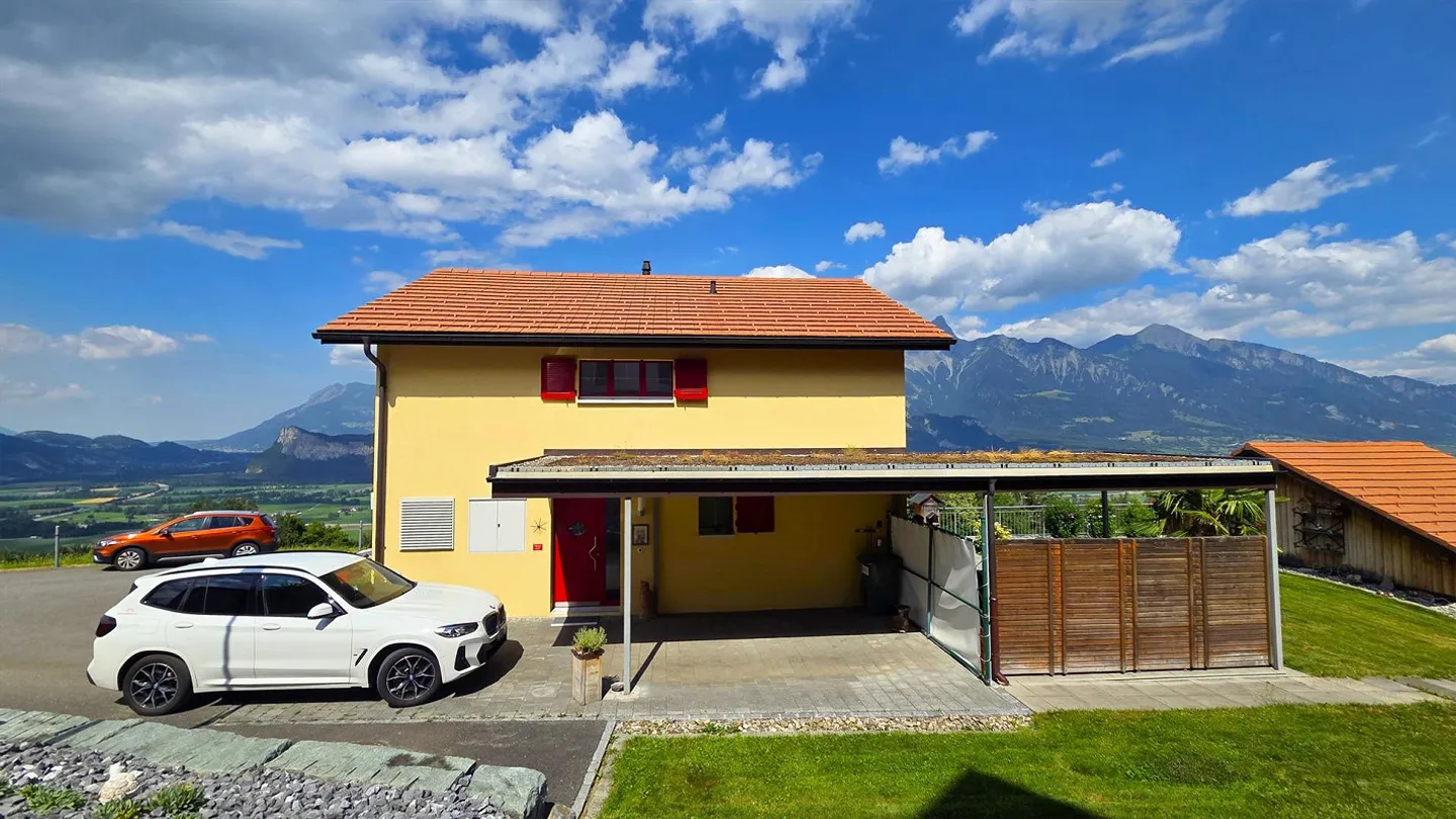Detached single-family house in unobstructed view location - Photo 4 of 24