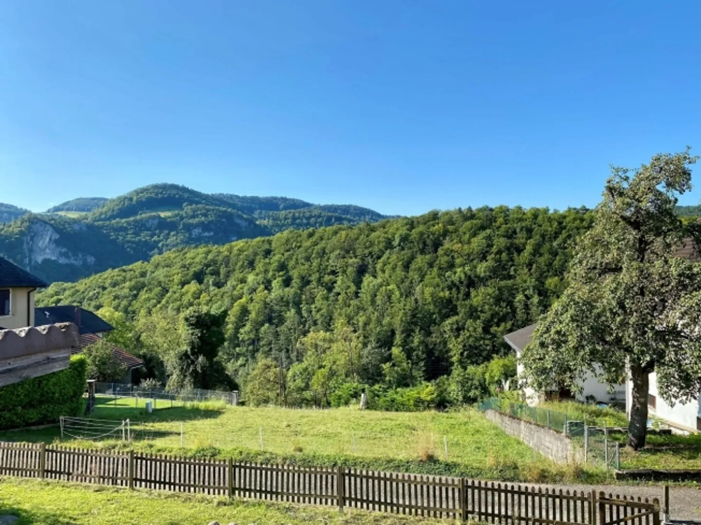 «Mehrfamilienhaus mit drei Wohnungen und grossem Umschwung» - Foto 2 von 20