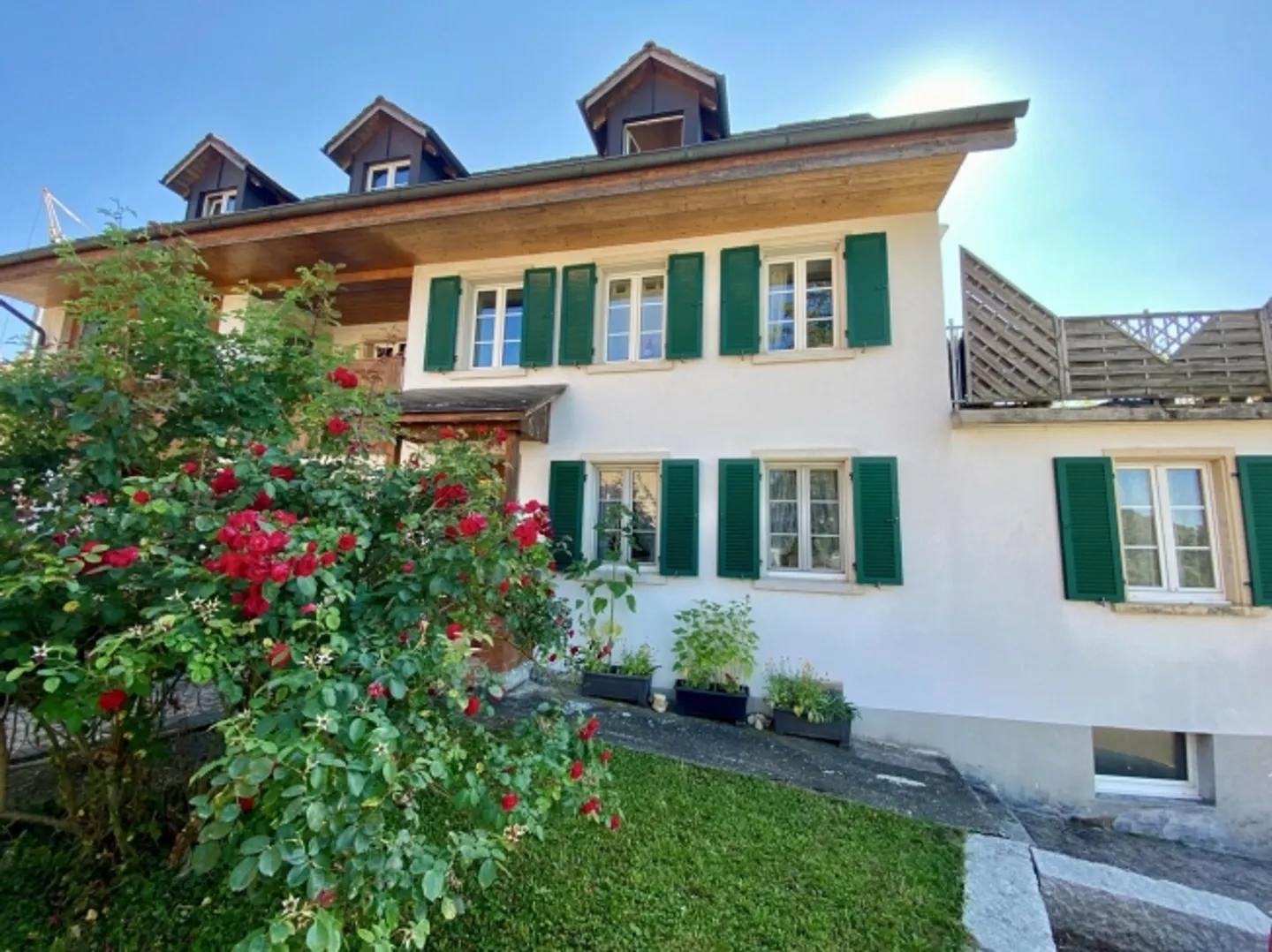 «Mehrfamilienhaus mit drei Wohnungen und grossem Umschwung» - Foto 1 von 20