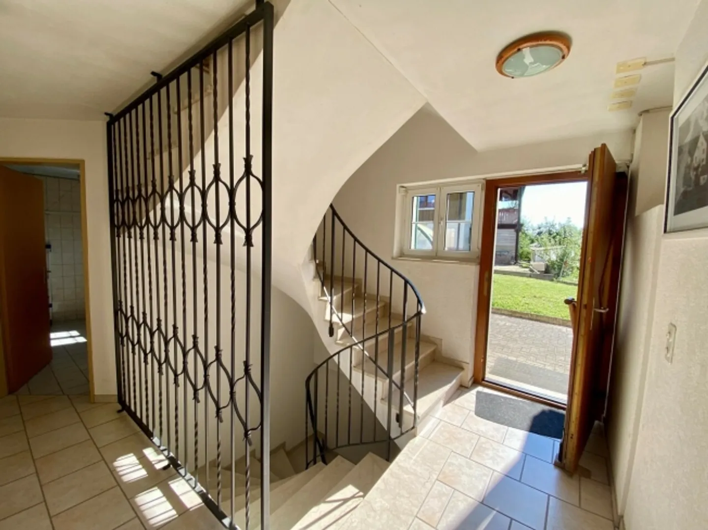 «Mehrfamilienhaus mit drei Wohnungen und grossem Umschwung» - Foto 4 von 20