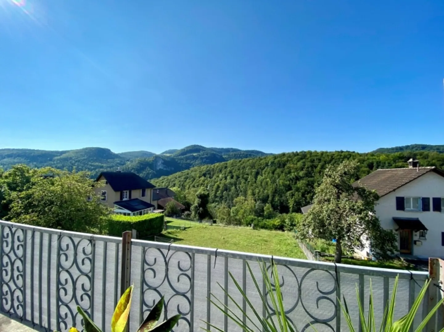 «Mehrfamilienhaus mit drei Wohnungen und grossem Umschwung» - Foto 9 von 20