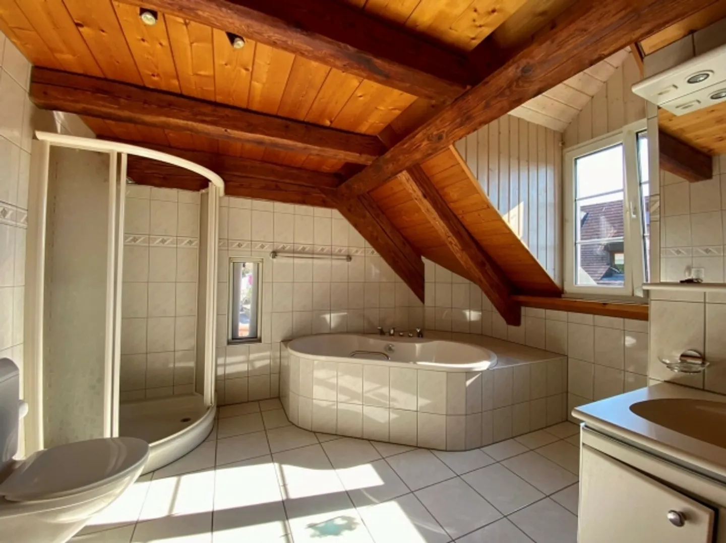 «Mehrfamilienhaus mit drei Wohnungen und grossem Umschwung» - Foto 12 von 20