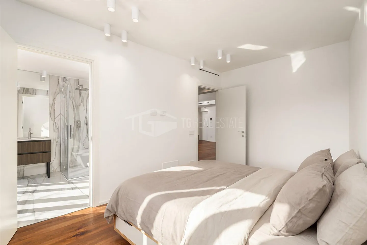 Modernes Apartment mit Terrasse - Foto 8 von 13