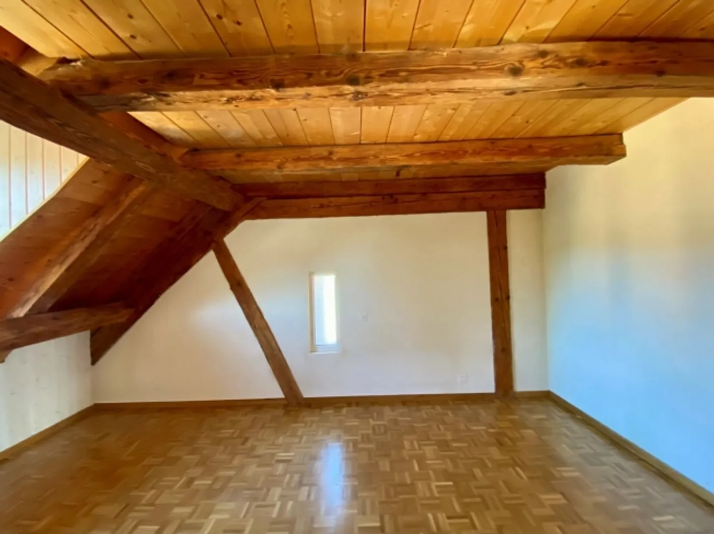 «Mehrfamilienhaus mit drei Wohnungen und grossem Umschwung» - Foto 14 von 20