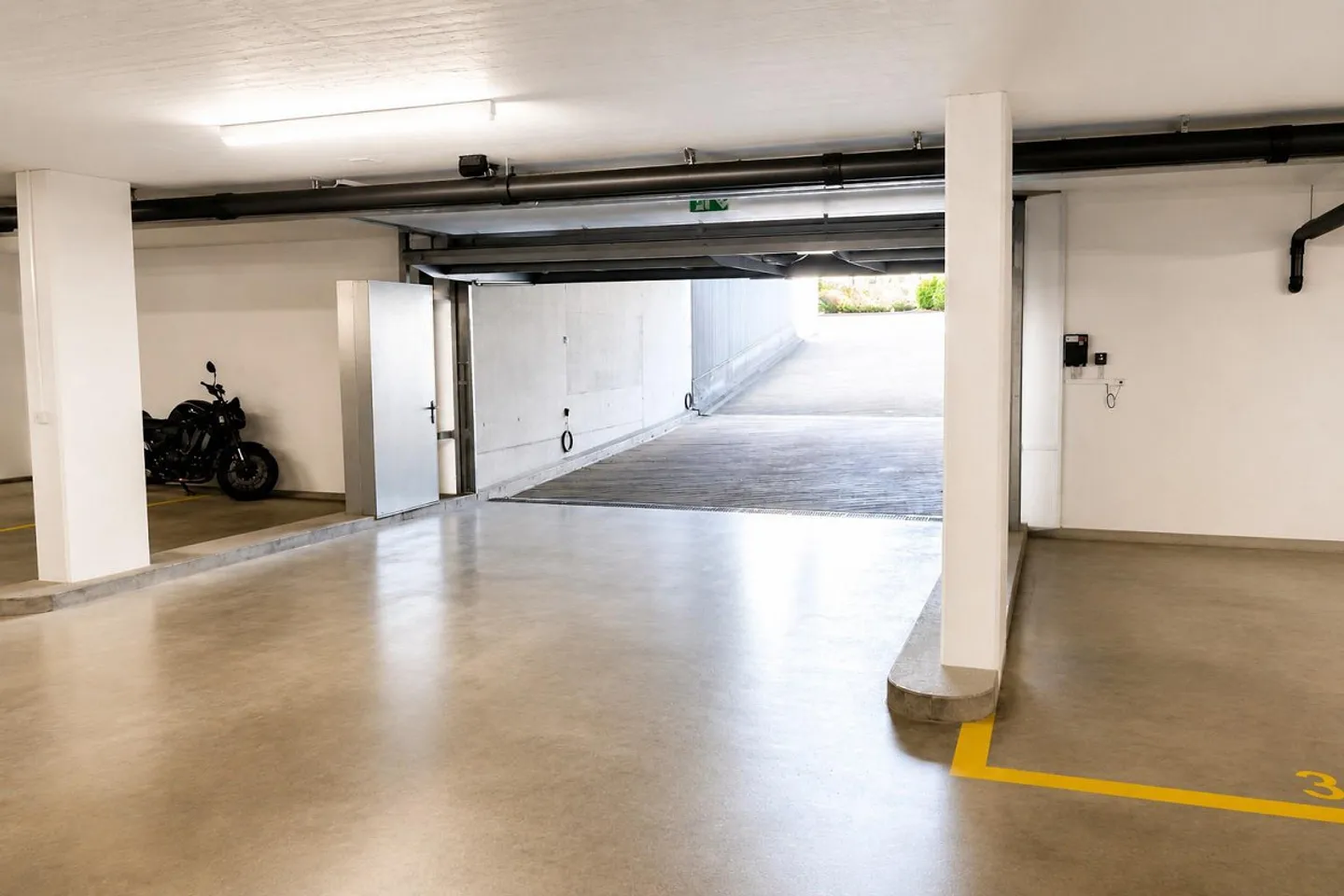 Looking for a parking space? Parking space available immediately! - Photo 1 of 6
