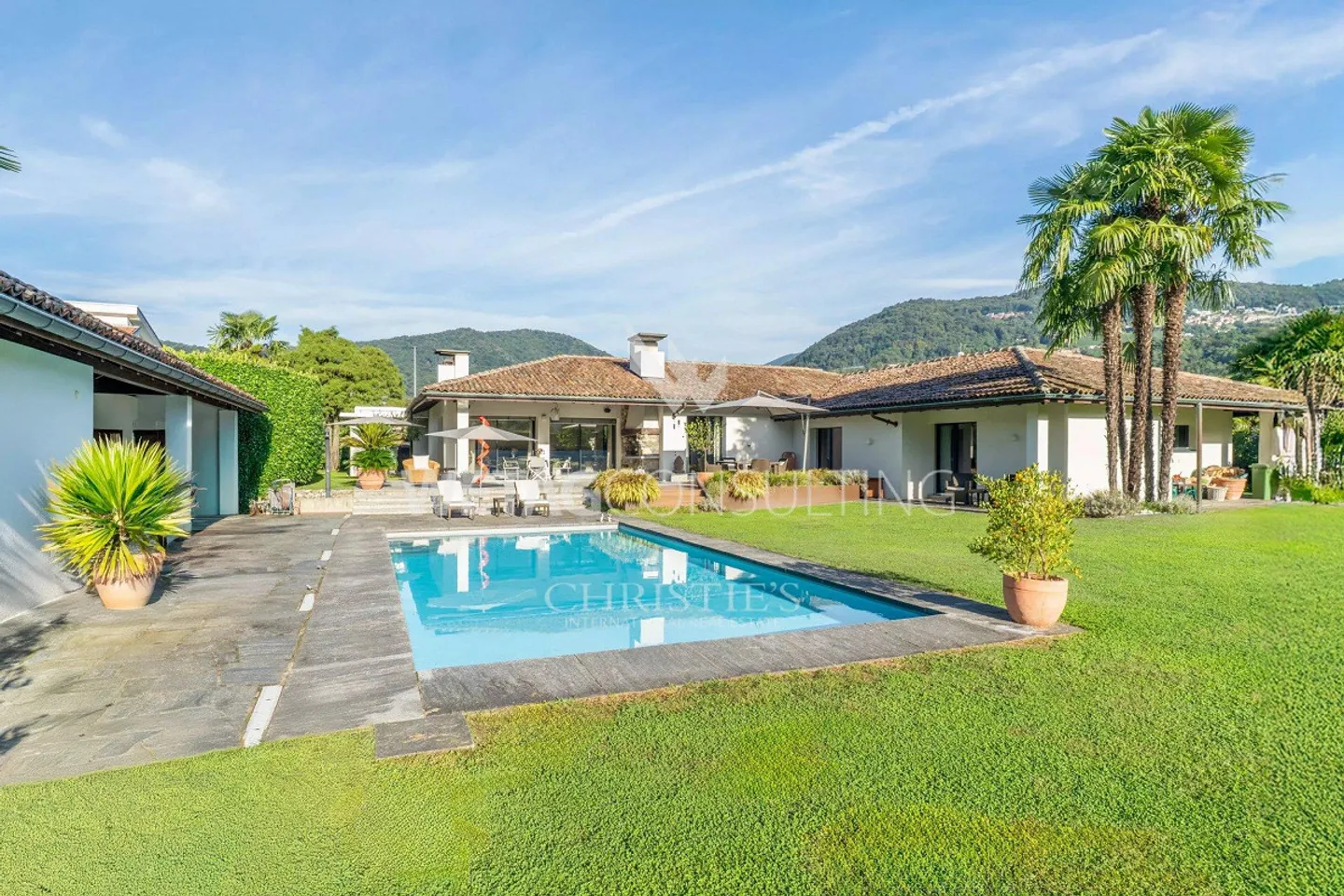 Lugano-Magliaso: Elegante villa con piscina, circondata dal verde, inclusi... - Foto 1 di 13