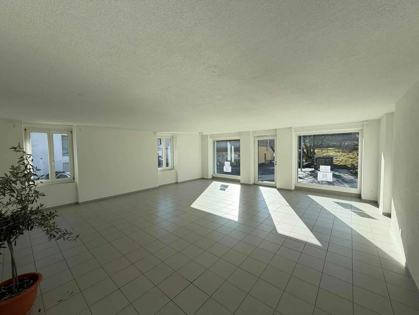 Spazio commerciale luminoso sulla strada principale a Lostorf – ca. 68 m² - Foto 1 di 12