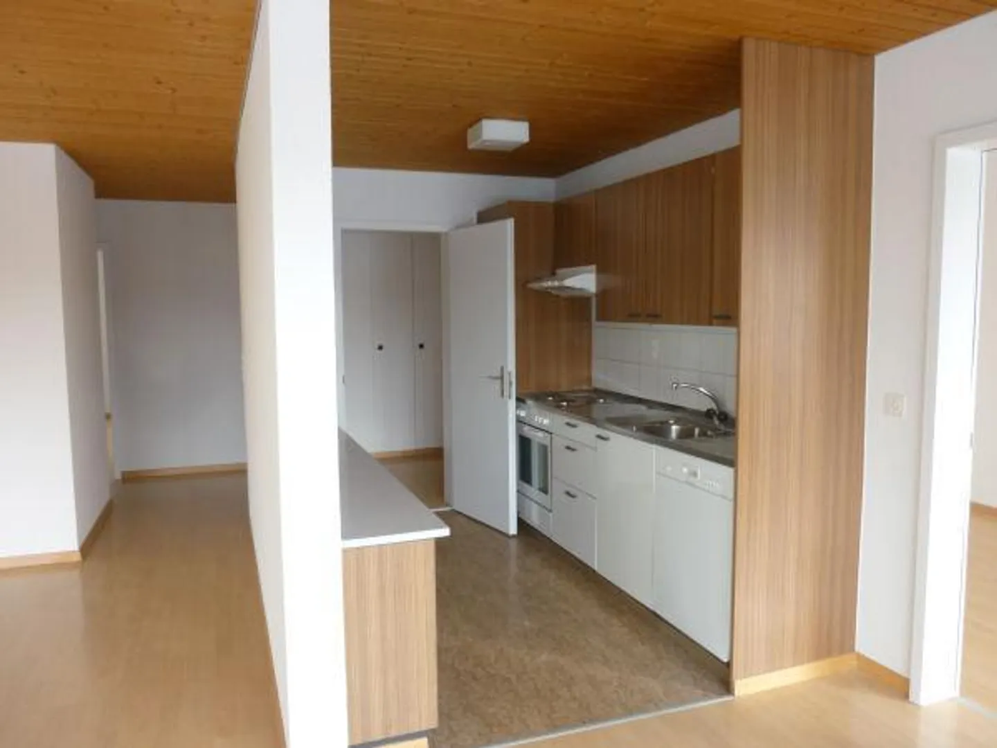 Charming 4.5 room apartment in Boll - Photo 2 of 9