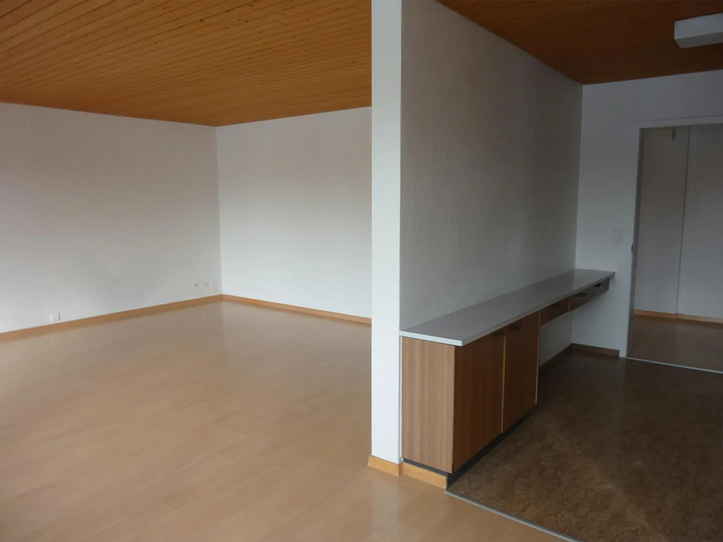 Charming 4.5 room apartment in Boll - Photo 3 of 9