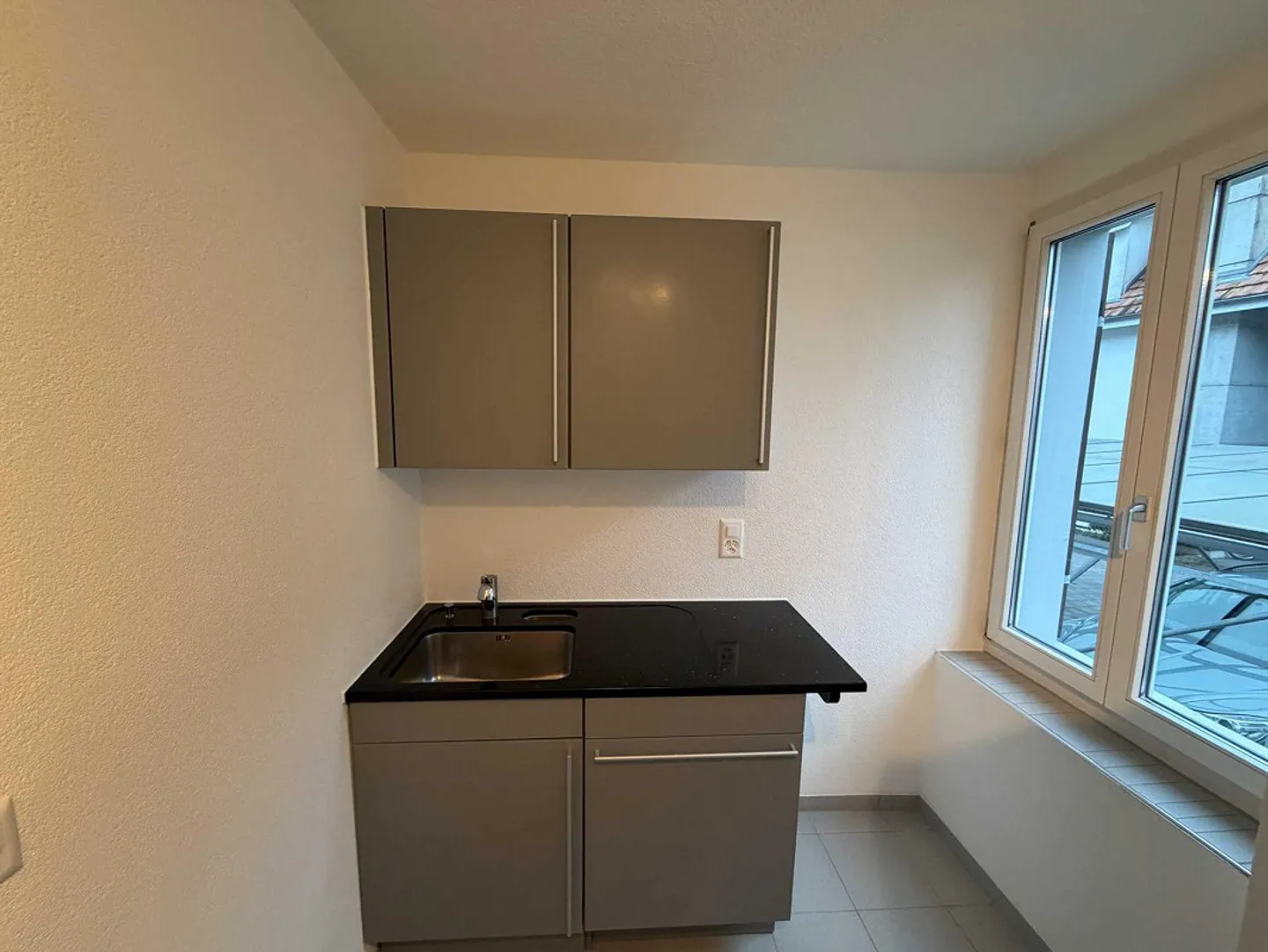 Spazio commerciale luminoso sulla strada principale a Lostorf – ca. 68 m² - Foto 3 di 12