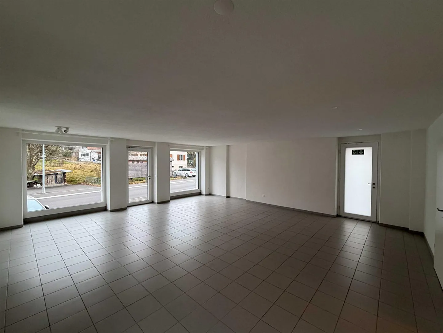 Spazio commerciale luminoso sulla strada principale a Lostorf – ca. 68 m² - Foto 4 di 12