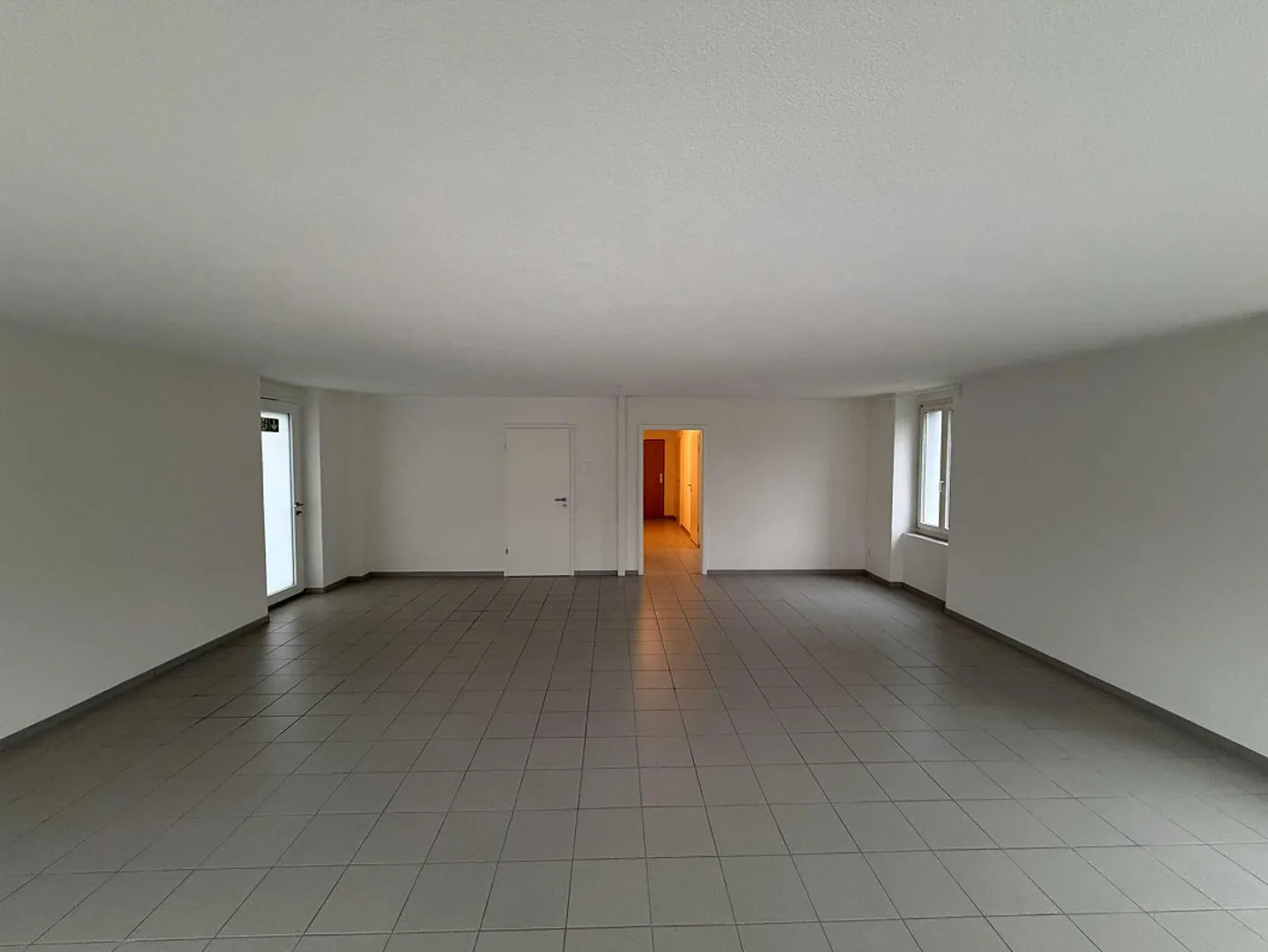 Spazio commerciale luminoso sulla strada principale a Lostorf – ca. 68 m² - Foto 5 di 12