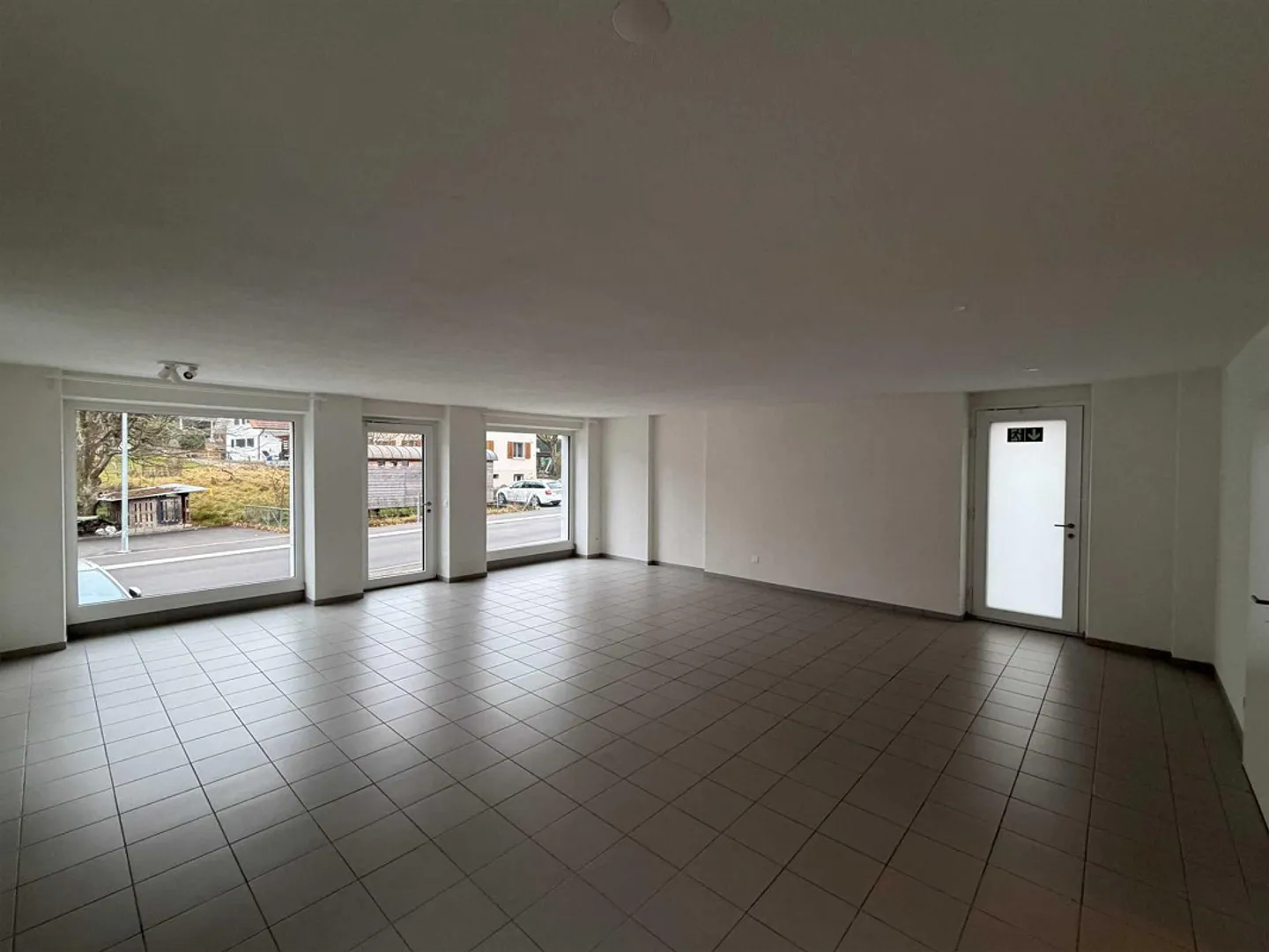 Spazio commerciale luminoso sulla strada principale a Lostorf – ca. 68 m² - Foto 8 di 12