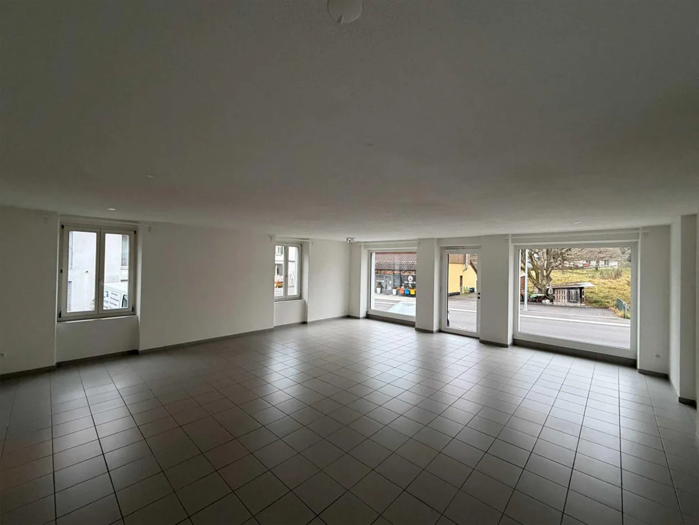 Spazio commerciale luminoso sulla strada principale a Lostorf – ca. 68 m² - Foto 6 di 12