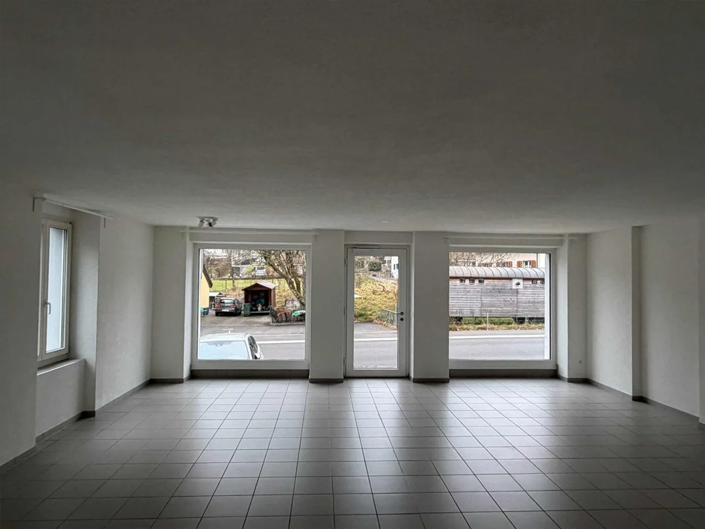 Spazio commerciale luminoso sulla strada principale a Lostorf – ca. 68 m² - Foto 9 di 12