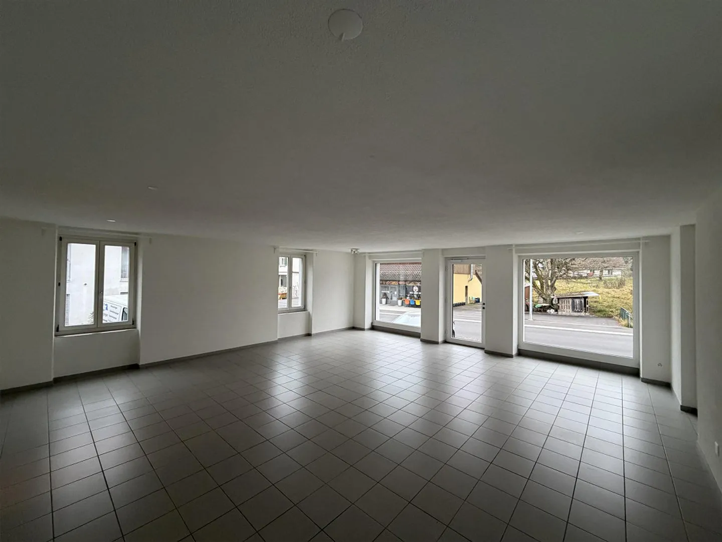 Spazio commerciale luminoso sulla strada principale a Lostorf – ca. 68 m² - Foto 10 di 12