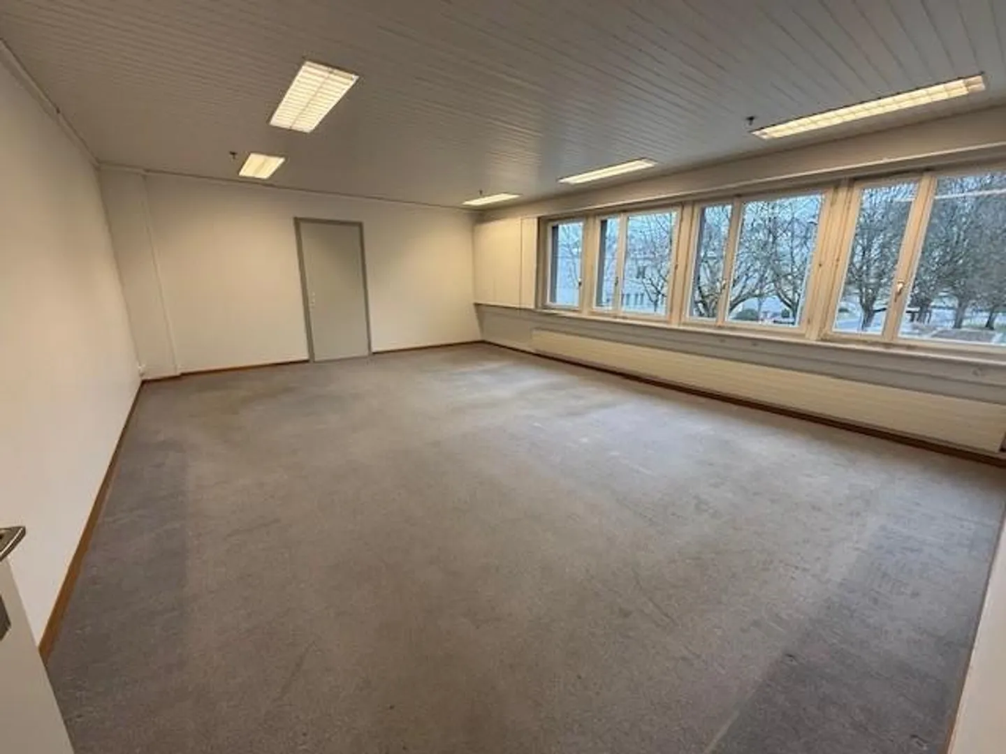 Office space for rent near the city - Photo 4 of 9