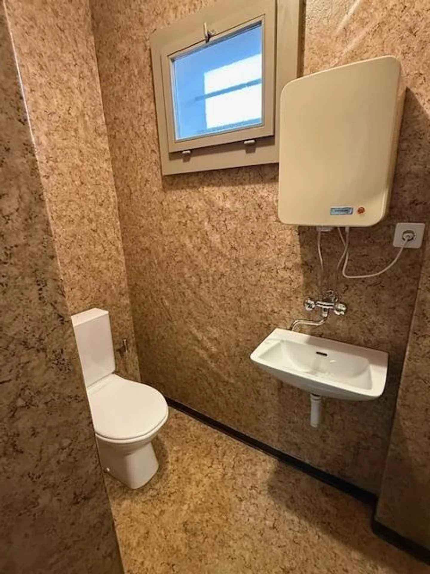 Office space for rent near the city - Photo 8 of 9