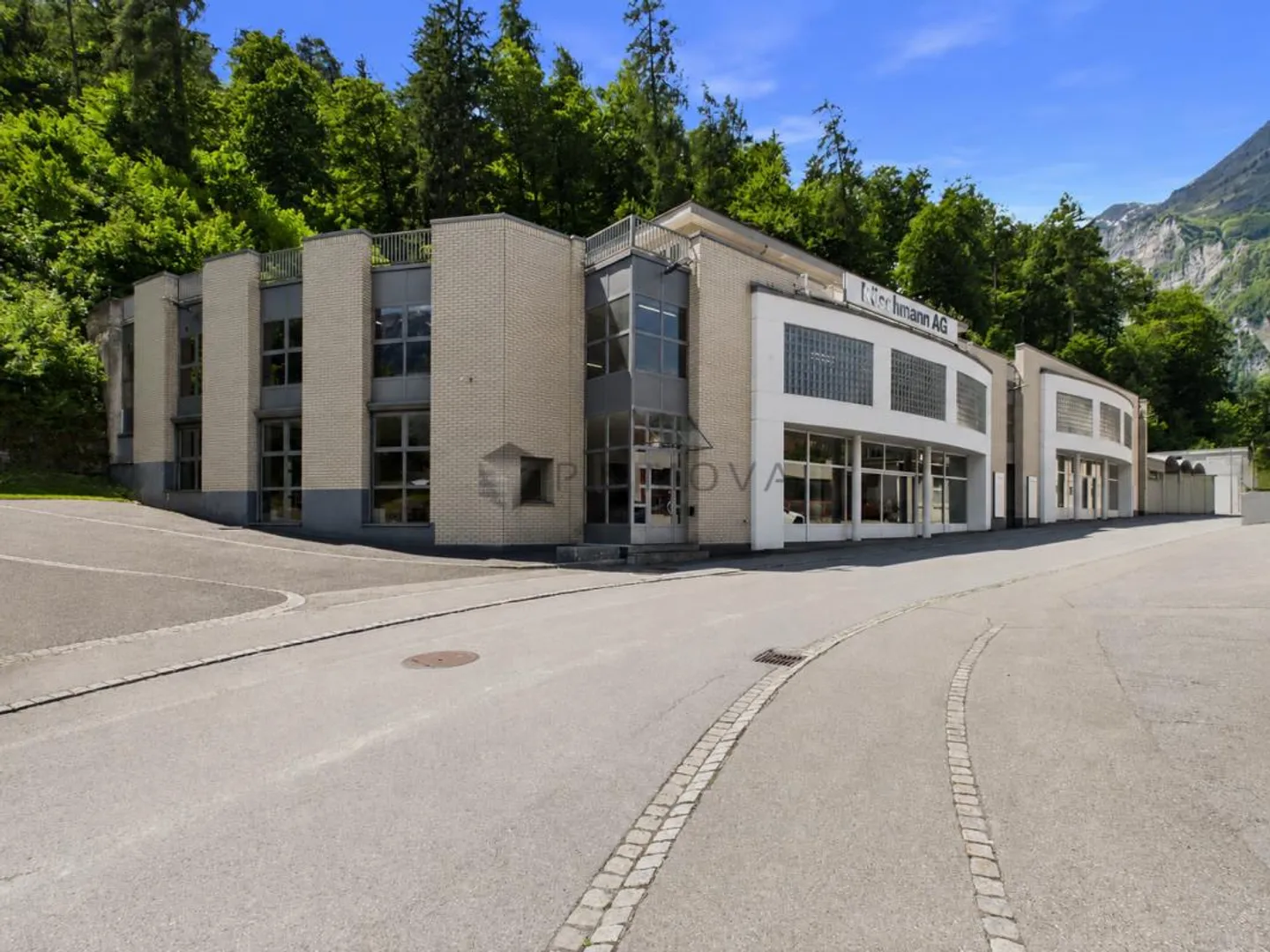 Repräsentatives Gewerbeareal mit Bauland & 5.5-Zimmer-Attikawohnung - Photo 2 sur 4