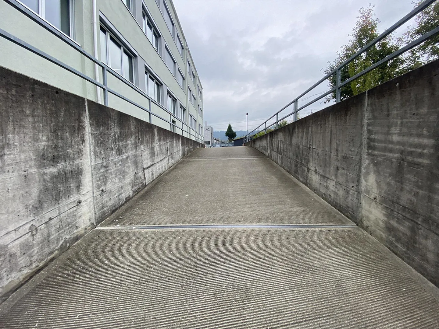 Warehouse 30m2 with direct access & large door with office 29m2 - Photo 1 of 4