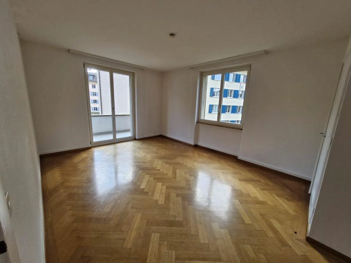 Ampio e tranquillo appartamento di 2 stanze in un vecchio edificio con balcone - Foto 3 di 9