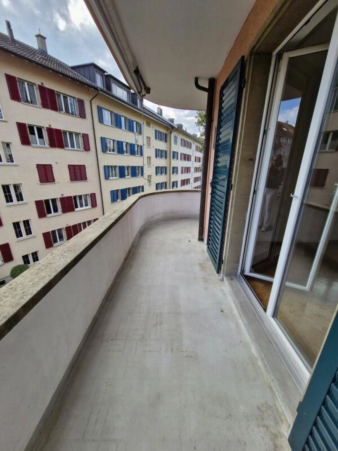 Ampio e tranquillo appartamento di 2 stanze in un vecchio edificio con balcone - Foto 6 di 9