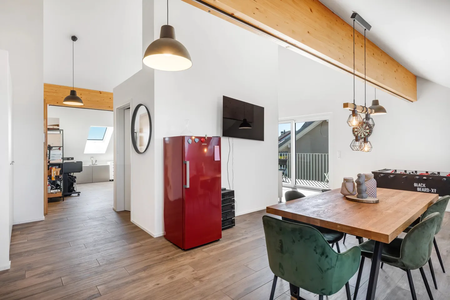 Bright Office Space with Balcony - Photo 3 of 12